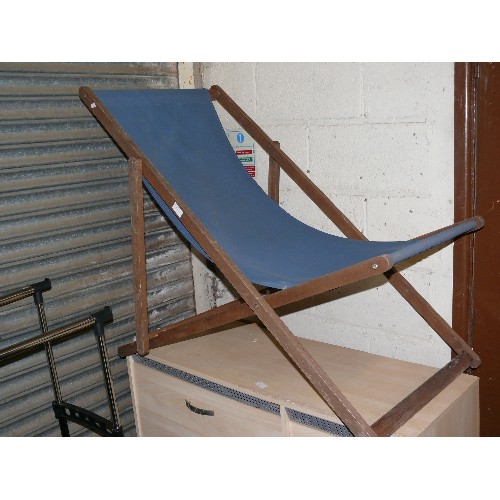 529 - TRADITIONAL STYLE DECK CHAIR IN BLUE CANVAS.