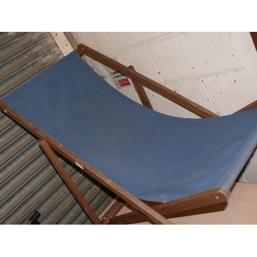 529 - TRADITIONAL STYLE DECK CHAIR IN BLUE CANVAS.