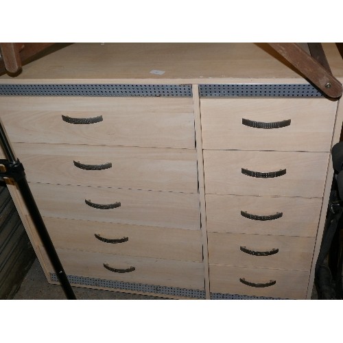 531 - TEN DRAWER CHEST IN LIGHT WOOD EFFECT.