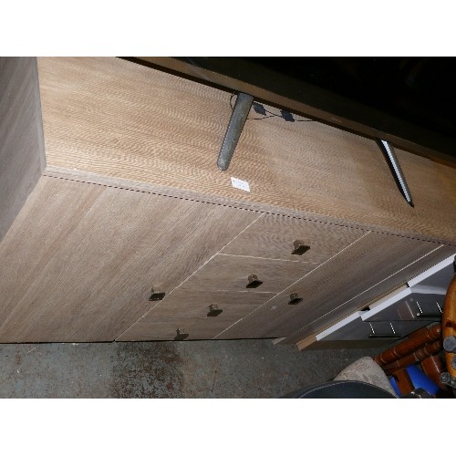 532 - MODERN SIDEBOARD, TWO CUPBOARDS AND FOUR CENTRAL DRAWERS, IN LIGHT WOOD EFFECT.