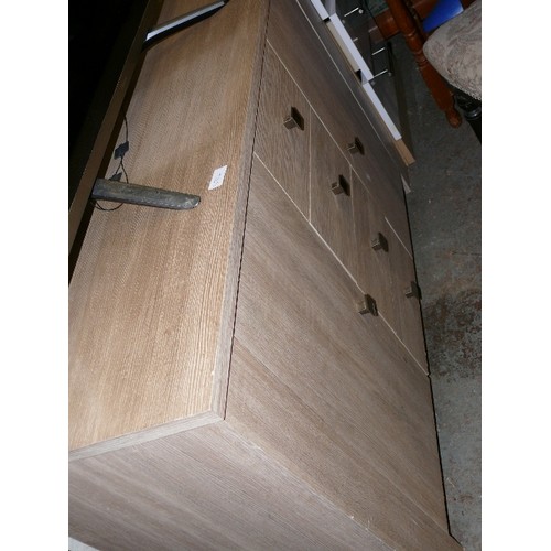 532 - MODERN SIDEBOARD, TWO CUPBOARDS AND FOUR CENTRAL DRAWERS, IN LIGHT WOOD EFFECT.