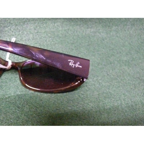 12 - A PAIR OF RAYBAN SUNGLASSES.