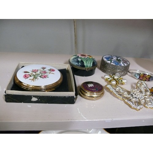 81 - A LOVELY VARIED LOT OF A STRATTON COMPACT IN ORIGINAL BOX, OLD TUPTON WARE TRINKET POT PLUS TWO FURT... 