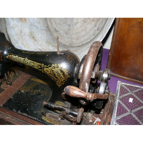 186 - VINTAGE SINGER SEWING MACHINE V1745105.