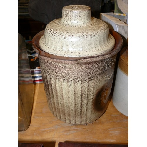 250 - A VINTAGE WEST GERMAN RUMPTOPF POT.