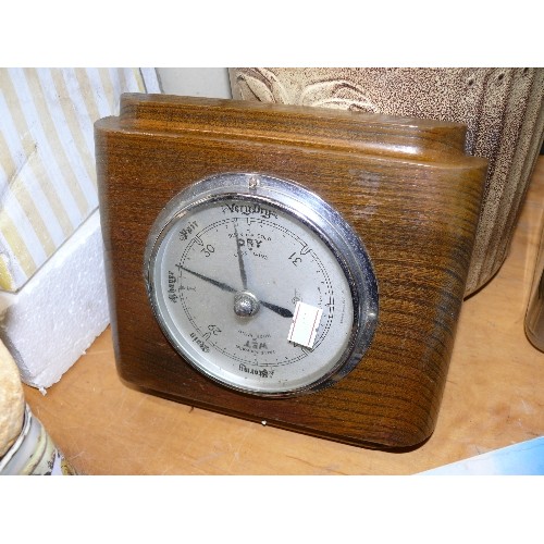 293 - A VINTAGE OAK CASED BAROMETER.