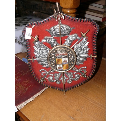 316 - A HANGING WALL PLAQUE OF A MALLORCA CREST CROSSED SWORD SHIELD.