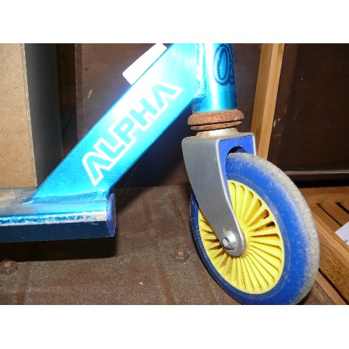 375 - A CHILD'S BLUE SCOOTER.