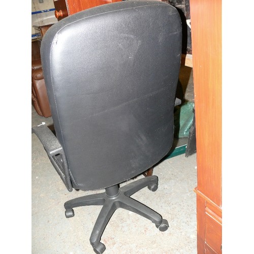 419 - BLACK FAUX LEATHER SWIVEL OFFICE CHAIR.