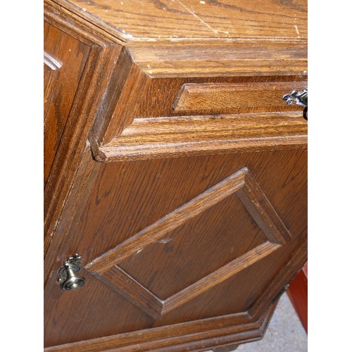 423 - SMALL SOLID OAK CUPBOARD WITH DRAWER.