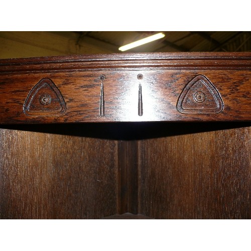 453 - OAK CORNER SHELF DISPLAY CUPBOARD WITH UPPER SHELVES.