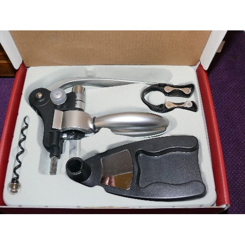 61 - BOXED CORKSCREW SET BY KURKETREKKER AND A BOTTLE STOPPER.