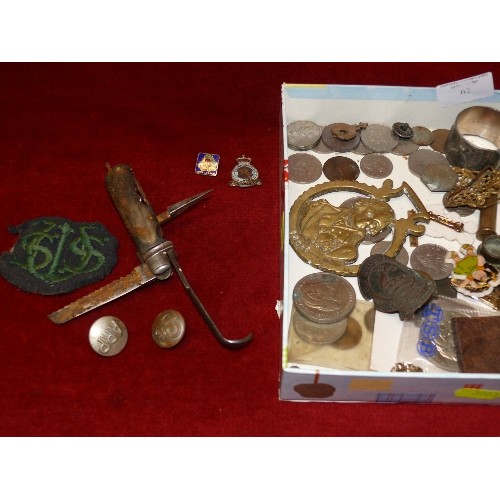 62 - A BOX OF MIXED COLLECTABLES TO INCLUDE BADGES, NAPKIN RINGS ETC.