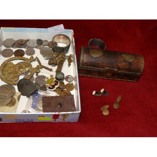 62 - A BOX OF MIXED COLLECTABLES TO INCLUDE BADGES, NAPKIN RINGS ETC.