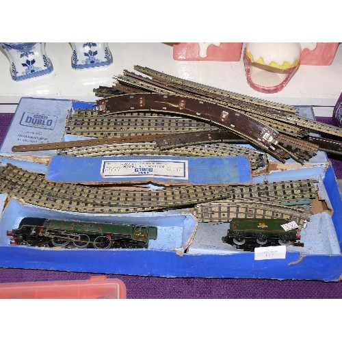 117 - HORNBY DUBLO PASSENGER TRAIN SET 'DUCHESS OF MONTROSE' WITH  ORIGINAL BOX.