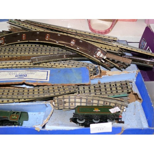 117 - HORNBY DUBLO PASSENGER TRAIN SET 'DUCHESS OF MONTROSE' WITH  ORIGINAL BOX.