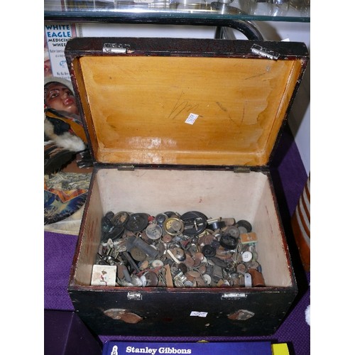 122 - A VINTAGE WOODEN BOX CONTAINING A LARGE QUANTITY OF BUTTONS ETC.