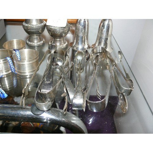 127 - A SELECTION OF SILVER PLATE ITEMS TO INCLUDE CRUET SETS, SUGAR TONGS AND NAPKIN RINGS.