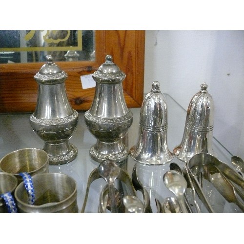 127 - A SELECTION OF SILVER PLATE ITEMS TO INCLUDE CRUET SETS, SUGAR TONGS AND NAPKIN RINGS.