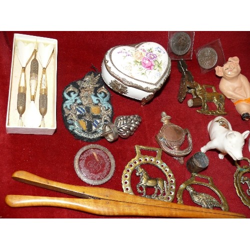 151 - A TIN OF VARIOUS MIXED COLLECTABLES TO INCLUDE CRESTWARE, BRASS ITEMS, VINTAGE DARTS ETC.