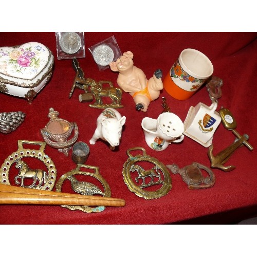 151 - A TIN OF VARIOUS MIXED COLLECTABLES TO INCLUDE CRESTWARE, BRASS ITEMS, VINTAGE DARTS ETC.