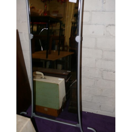 184 - A DECORATIVE METAL FRAMED WALL MIRROR.