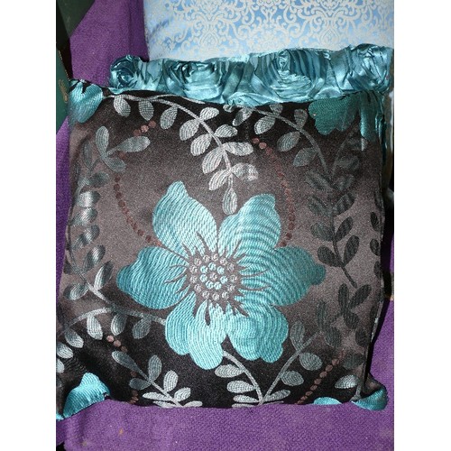 188 - A SELECTION OF DECORATIVE GREEN/ BLUE CUSHIONS.