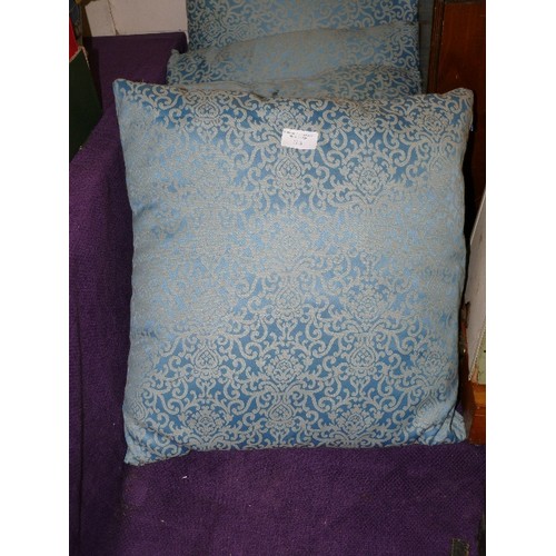 188 - A SELECTION OF DECORATIVE GREEN/ BLUE CUSHIONS.