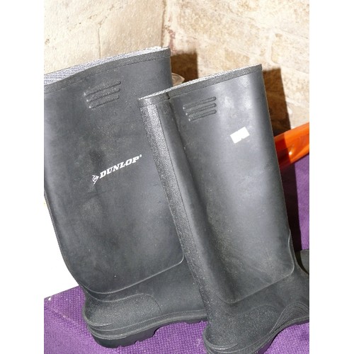 204 - A PAIR OF DUNLOP WELLIES SIZE 7.