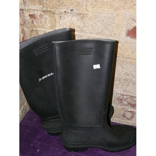 204 - A PAIR OF DUNLOP WELLIES SIZE 7.