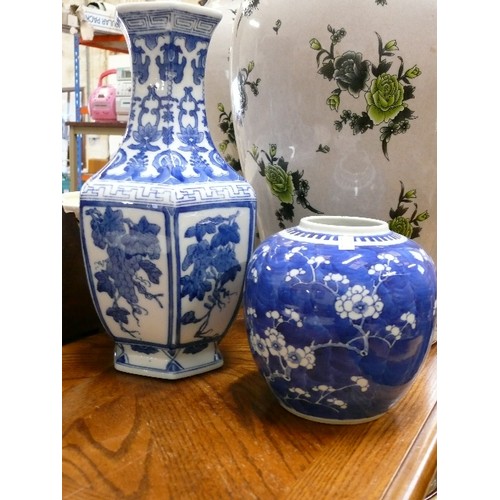 355 - LARGE BLUE AND WHITE VASE AND A GINGER JAR (NO LID).
