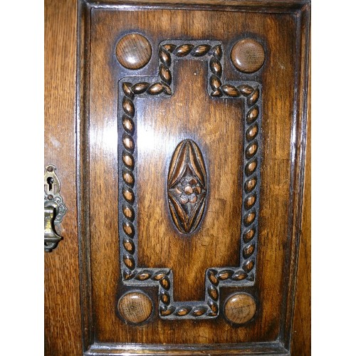 401 - A VERY ATTRACTIVE OLD CHARM OAK DRESSER.