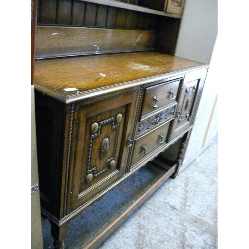 401 - A VERY ATTRACTIVE OLD CHARM OAK DRESSER.
