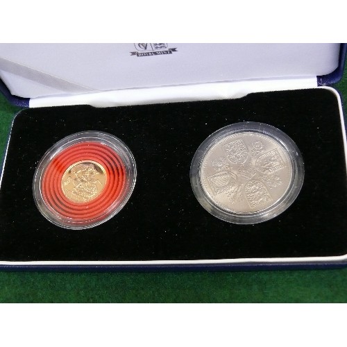 10 - A GOLDEN WEDDING MINT SET GOLD SOVEREIGN 2003 AND A 1953 CROWN, FROM ROYAL MINT.