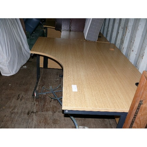 511 - LARGE OFFICE DESK 63