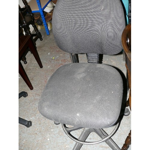 459 - BLACK SWIVEL OFFICE CHAIR WITH FOOT REST.