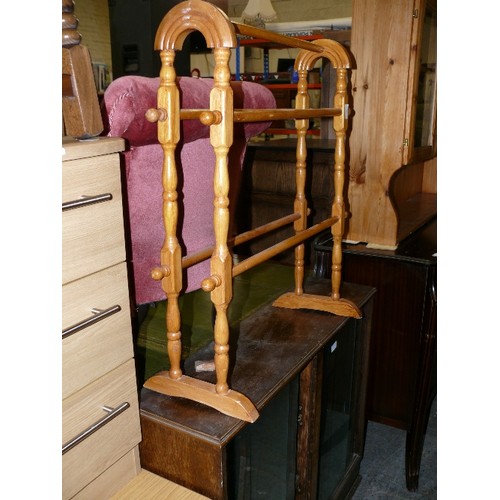 468 - FREESTANDING TOWEL RAIL, IN BEECH.