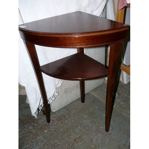 473 - CORNER TABLE, MAHOGANY STYLE WITH UNDERSHELF.