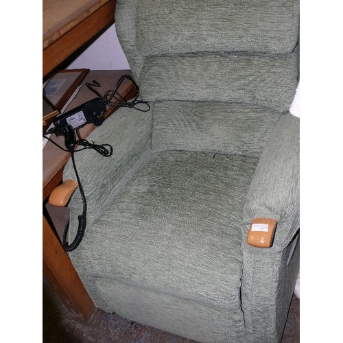 470 - RISE AND RECLINE CHAIR WITH REMOTE.  FULLY WORKING AND VERY LITTLE USE, WORKING READING LAMP WITH RE... 