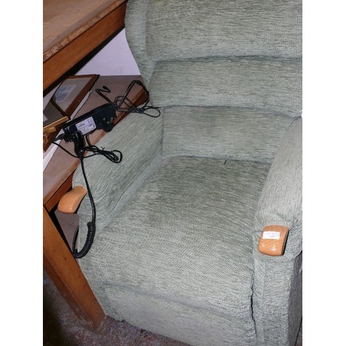 470 - RISE AND RECLINE CHAIR WITH REMOTE.  FULLY WORKING AND VERY LITTLE USE, WORKING READING LAMP WITH RE... 