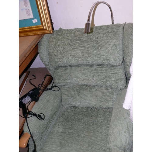 470 - RISE AND RECLINE CHAIR WITH REMOTE.  FULLY WORKING AND VERY LITTLE USE, WORKING READING LAMP WITH RE... 