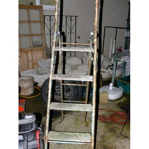 500 - METAL STEP LADDERS