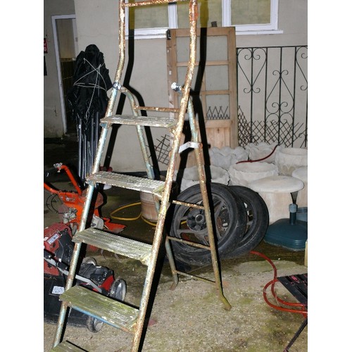 500 - METAL STEP LADDERS