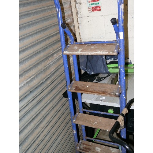 502 - METAL STEP LADDER