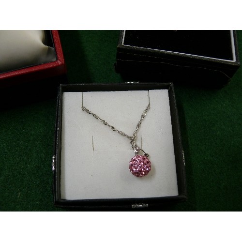 125 - A 925 SILVER CHAIN WITH GLITTERY PINK PENDANT, A LIVERPOOL FOOTBALL TEAM NECKLACE AND A BOXED GENTS ... 