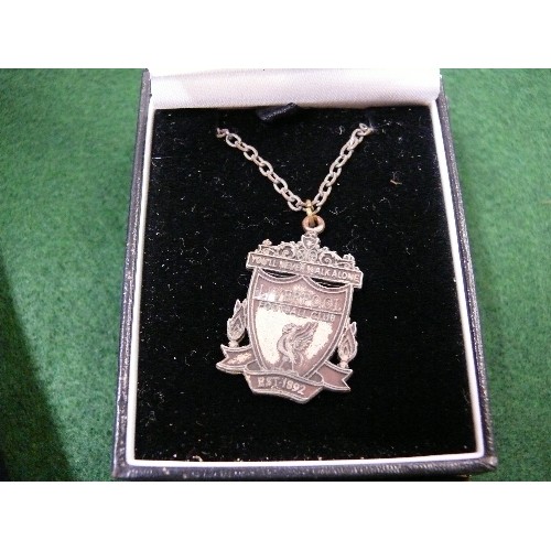 125 - A 925 SILVER CHAIN WITH GLITTERY PINK PENDANT, A LIVERPOOL FOOTBALL TEAM NECKLACE AND A BOXED GENTS ... 