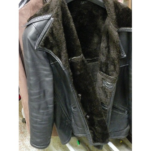 445 - BLACK LEATHER FUR LINED GENTS RETRO JACKET, GREAT CONDITION, APPROX 46