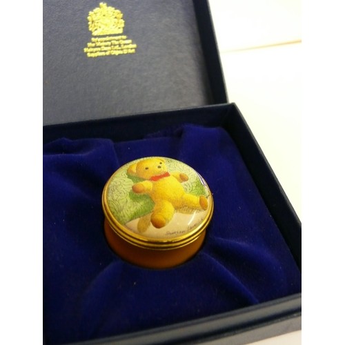 7 - HALCYON DAYS ENAMELS -  A BEAUTIFUL ENAMEL BABY'S TOOTH POT IN PRESENTATION BOX, AS NEW.