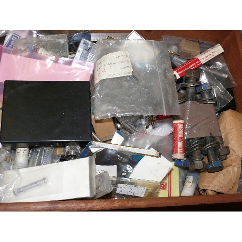 379 - A WOODEN TRAY OF ELECTRONIC COMPONENTS AND HARDWARE.