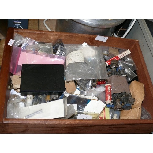 379 - A WOODEN TRAY OF ELECTRONIC COMPONENTS AND HARDWARE.